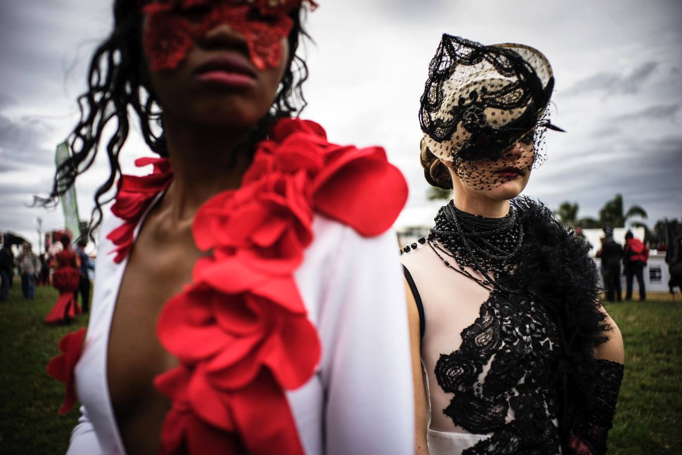 Modelos y público en la carrera de caballos de Durban (Sudáfrica). AFP PHOTO / MARCO LONGARI