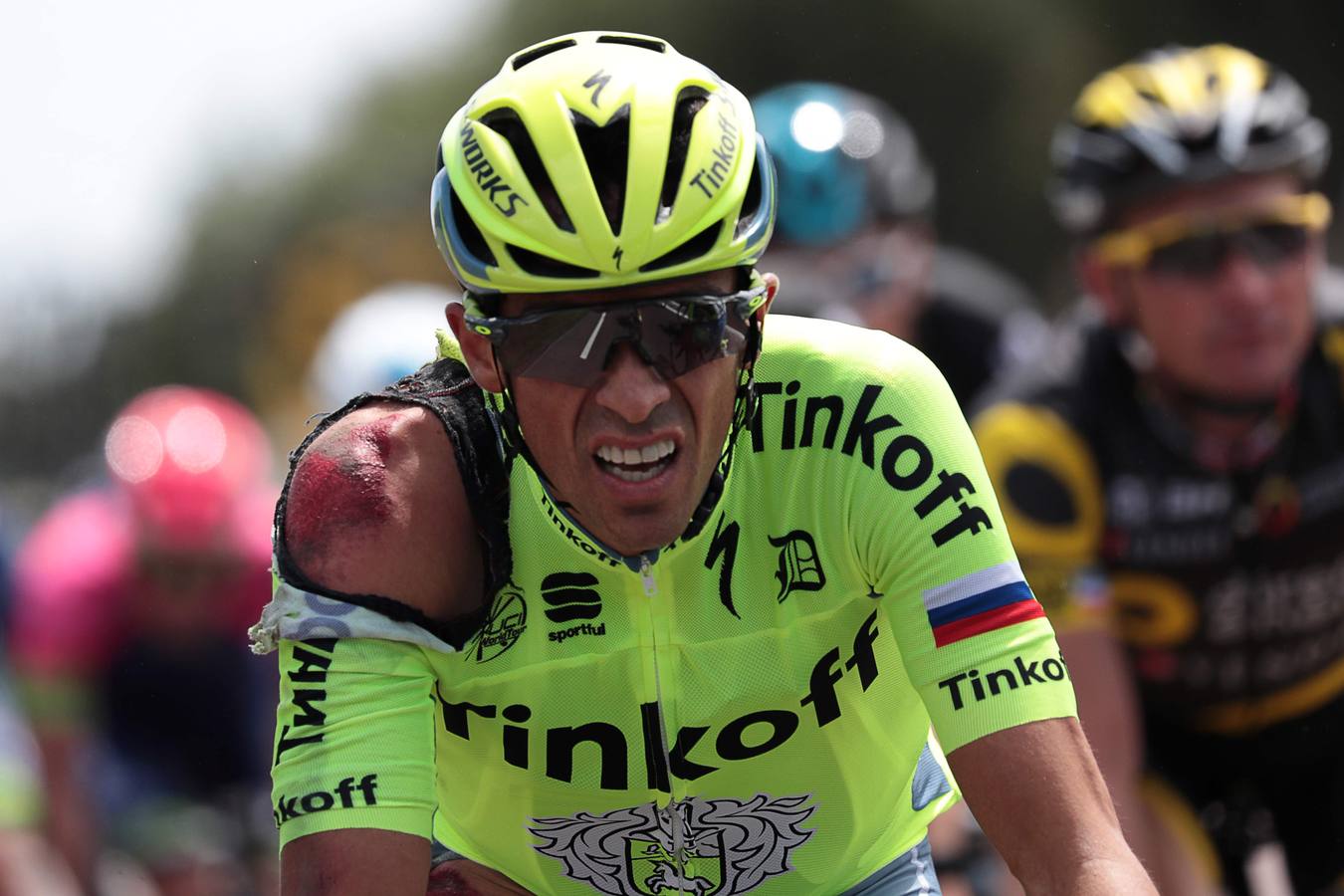 Contador, herido en un hombro tras su caída en el Tour. AFP PHOTO / KENZO TRIBOUILLARD