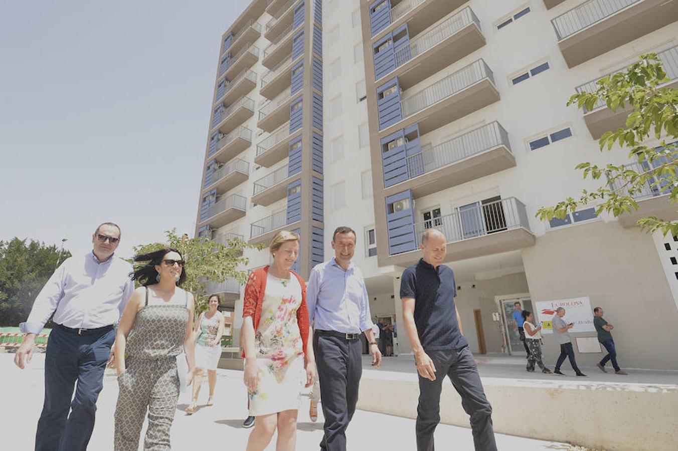 La consellera de Vivienda visita los pisos de San Antón en Elche