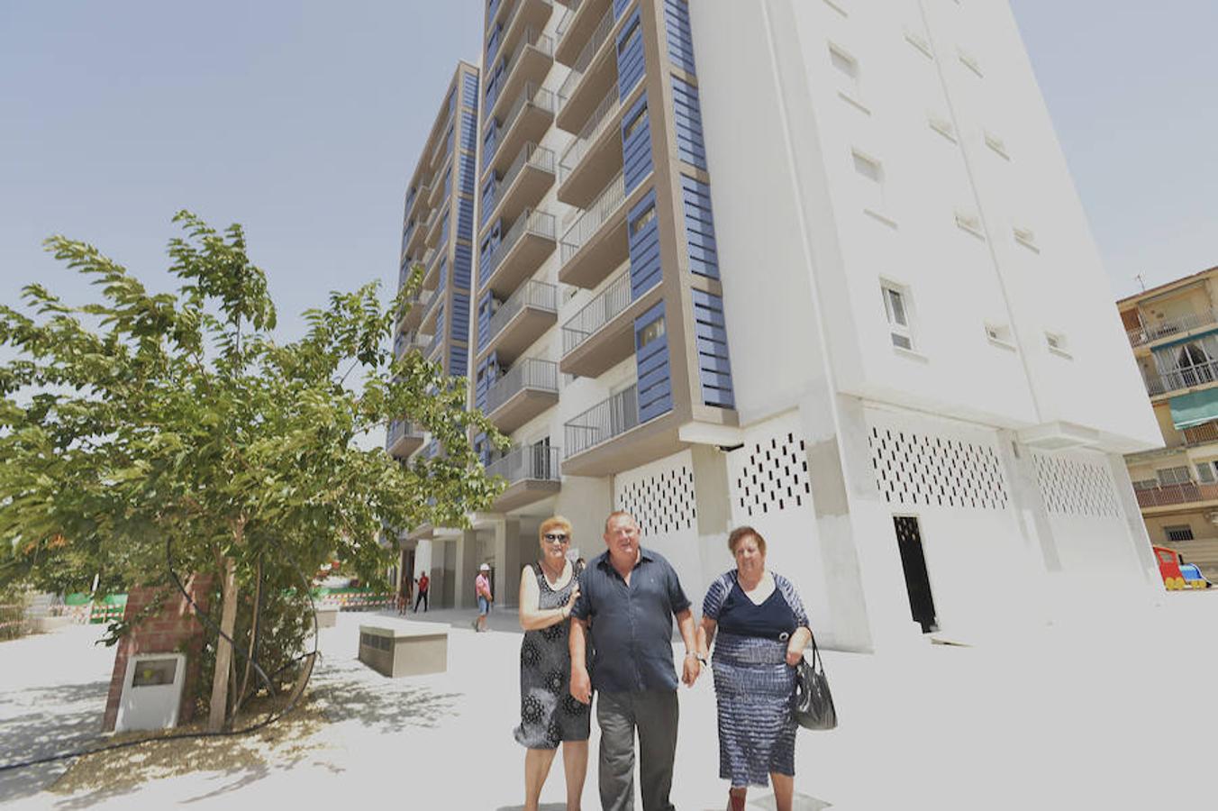 La consellera de Vivienda visita los pisos de San Antón en Elche