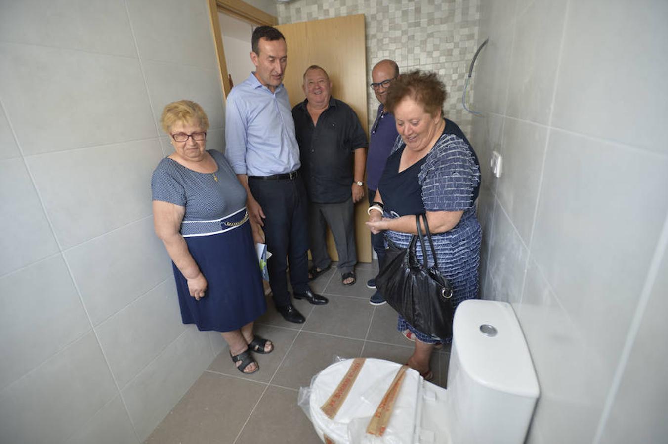 La consellera de Vivienda visita los pisos de San Antón en Elche