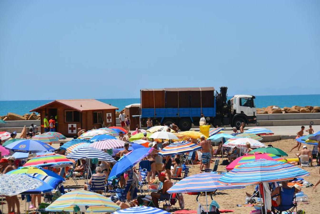 La firma del contrato posibilita la llegada a las playas del servicio de socorrismo