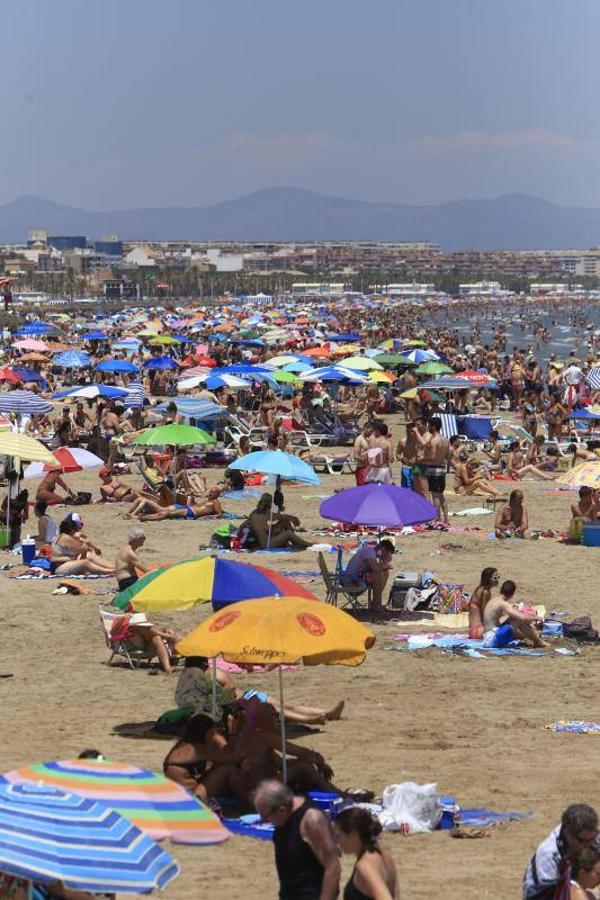 Fotos de la playa de Valencia, con picos de 40 º