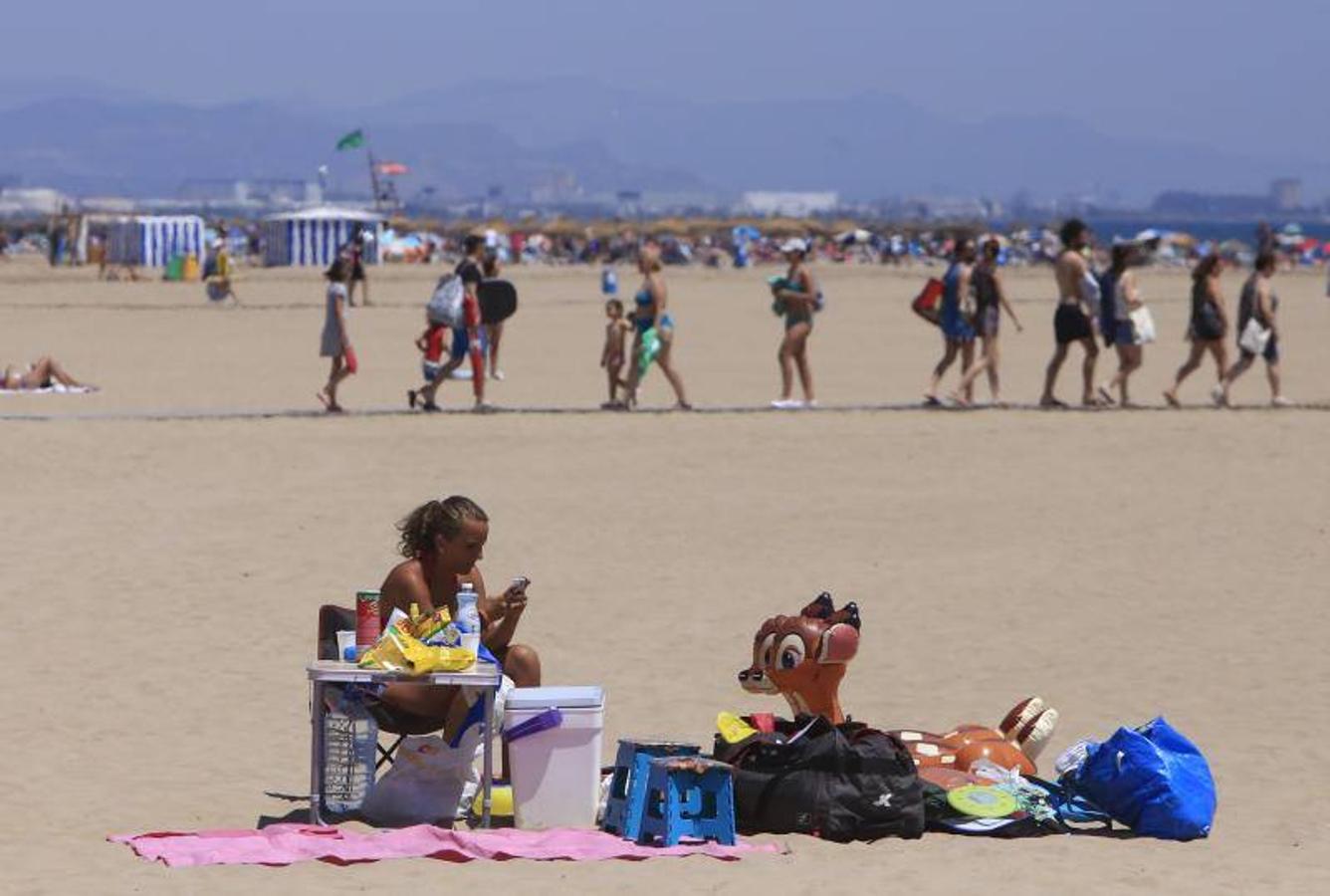 Fotos de la playa de Valencia, con picos de 40 º