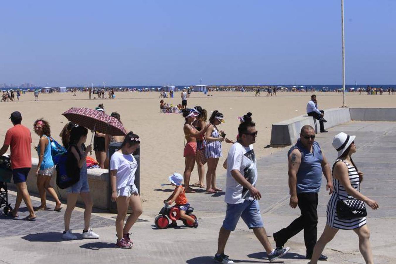 Fotos de la playa de Valencia, con picos de 40 º