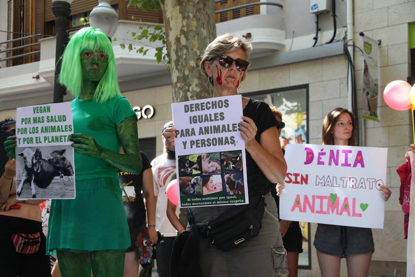 Fotos de la protesta contra los bous a la mar de Dénia