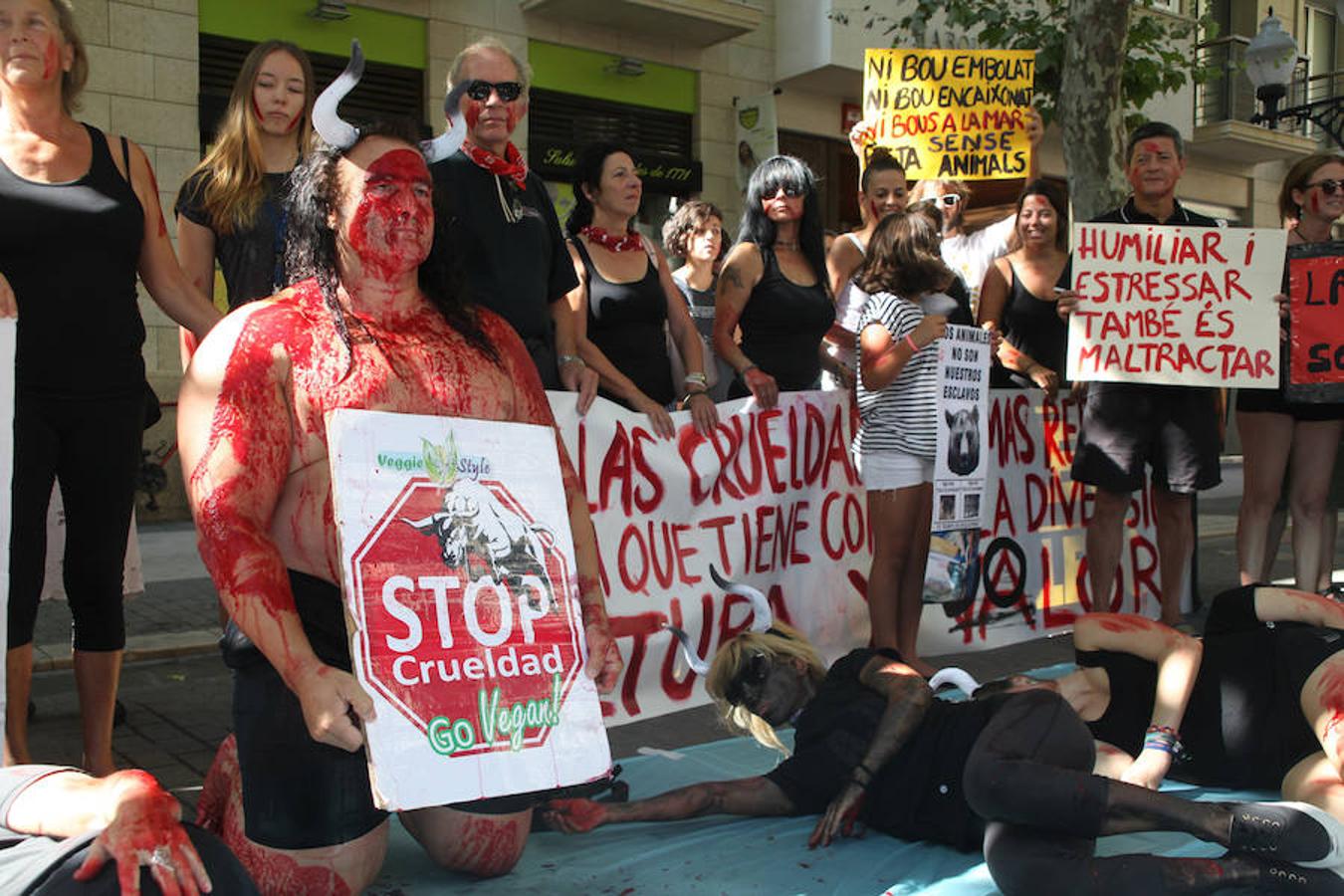 Fotos de la protesta contra los bous a la mar de Dénia