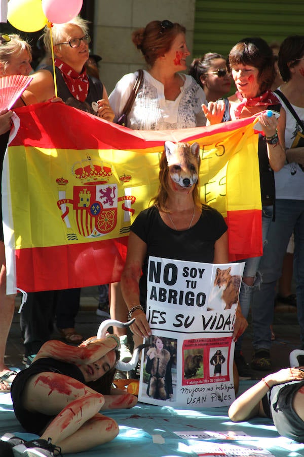 Fotos de la protesta contra los bous a la mar de Dénia