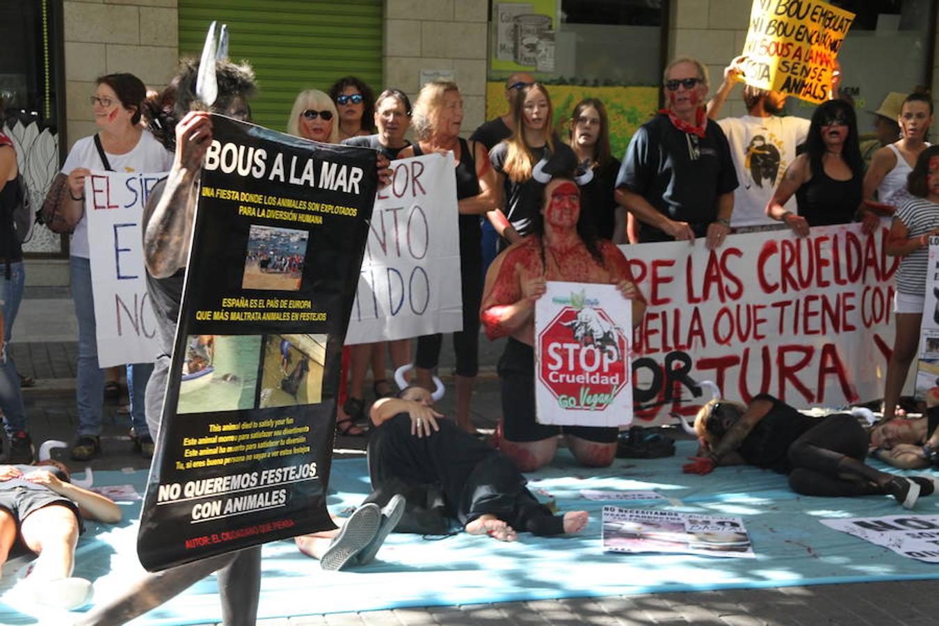 Fotos de la protesta contra los bous a la mar de Dénia