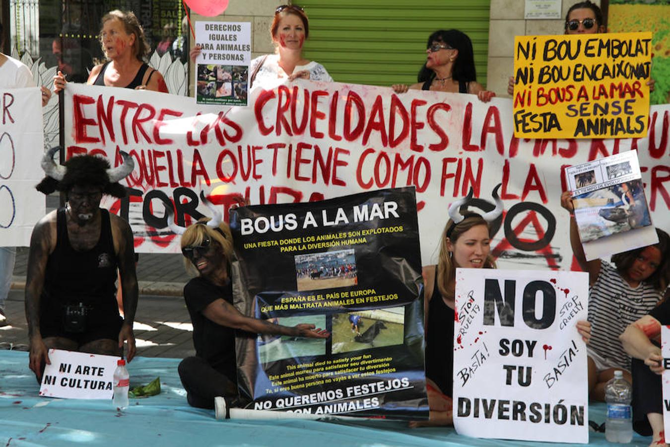 Fotos de la protesta contra los bous a la mar de Dénia