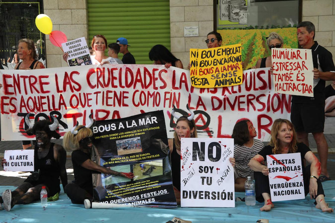 Fotos de la protesta contra los bous a la mar de Dénia