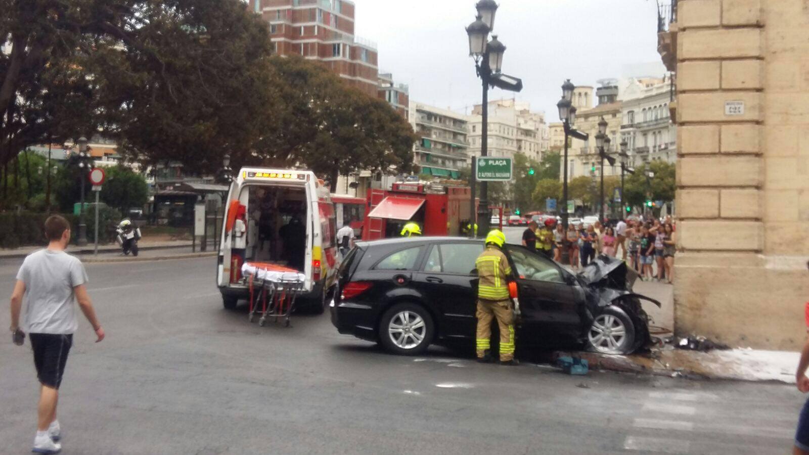 Fotos del aparatoso accidente en el Palacio de Justicia