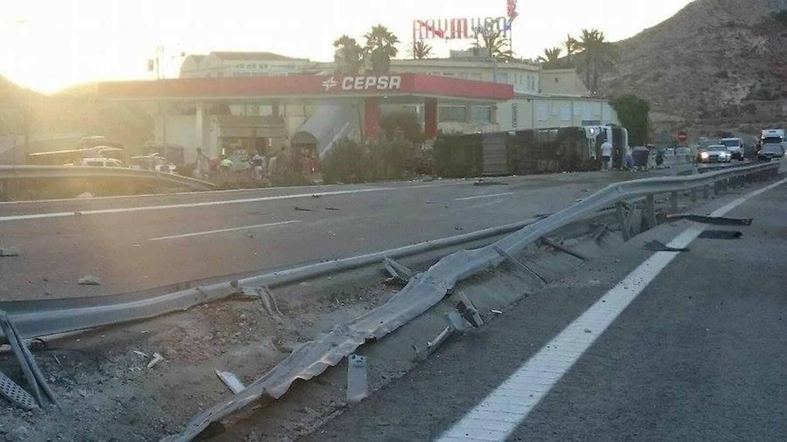Un muerto y nueve heridos en Petrer al colisionar un camión con varios coches
