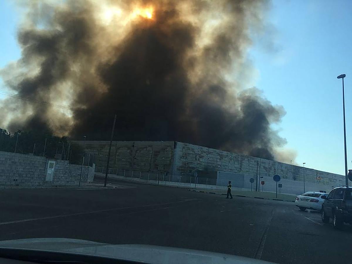 Fotos del incendio en una empresa de plásticos de l&#039;Olleria obliga a desalojar a 118 ancianos de una residencia