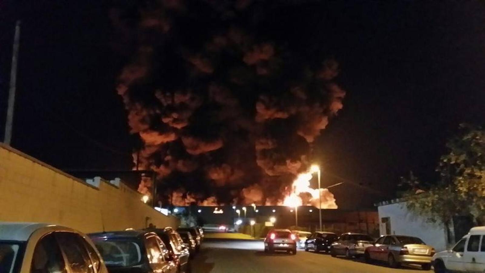 Fotos del incendio en una empresa de plásticos de l&#039;Olleria obliga a desalojar a 118 ancianos de una residencia