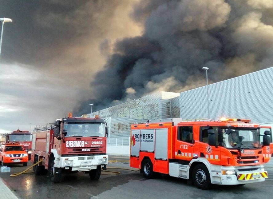 Fotos del incendio en una empresa de plásticos de l&#039;Olleria obliga a desalojar a 118 ancianos de una residencia
