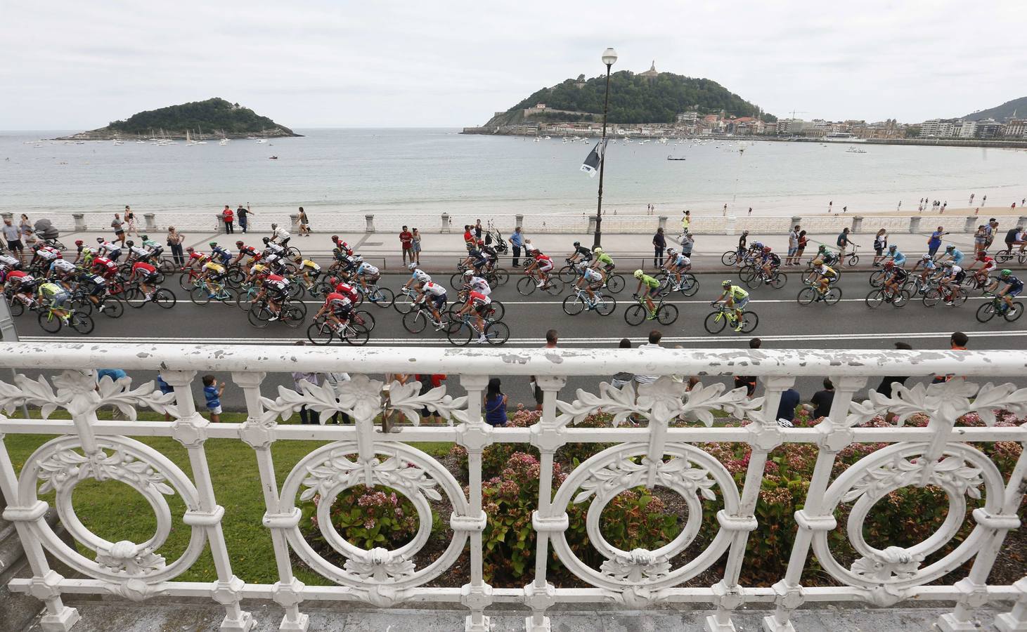 Vista del pelotón de la 36 edición de la clásica ciclista San Sebastián-San Sebastián, a su paso por la bahía de la Concha de la capital guipuzcoana. EFE/Juan Herrero