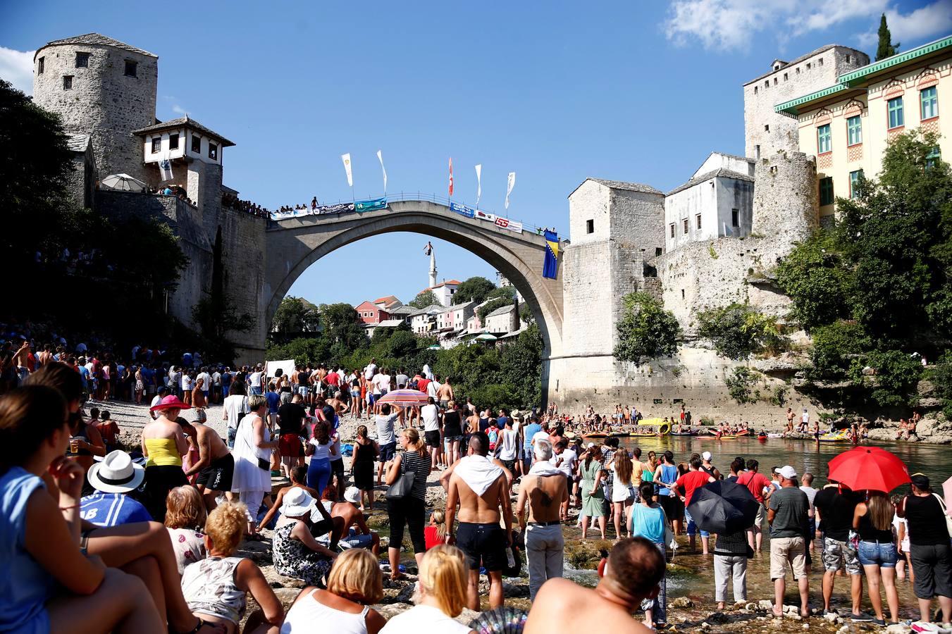 Fotos de los saltos desde el Puente Viejo de Mostar