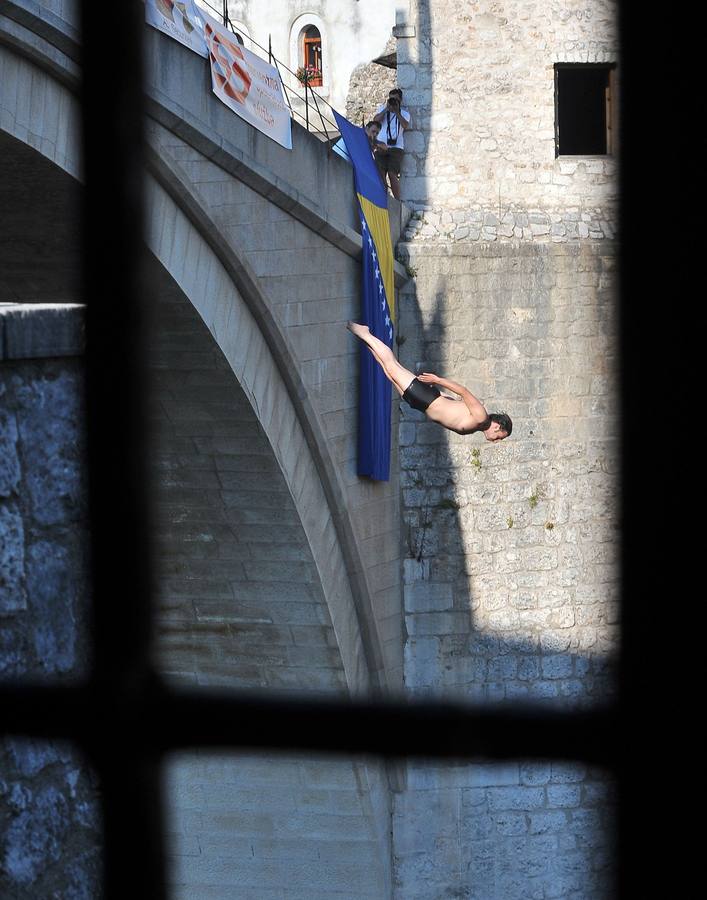 Fotos de los saltos desde el Puente Viejo de Mostar