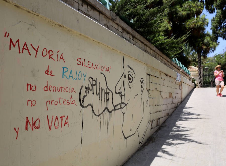 Fotos de grafitis en el Puente del Real en el viejo cauce del río Turia