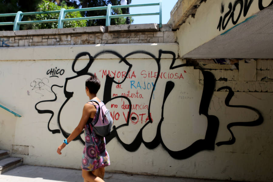 Fotos de grafitis en el Puente del Real en el viejo cauce del río Turia