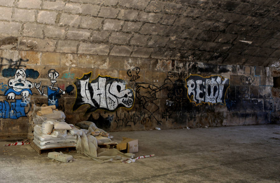 Fotos de grafitis en el Puente del Real en el viejo cauce del río Turia