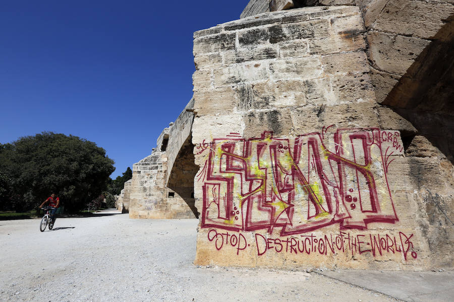 Fotos de grafitis en el Puente del Real en el viejo cauce del río Turia