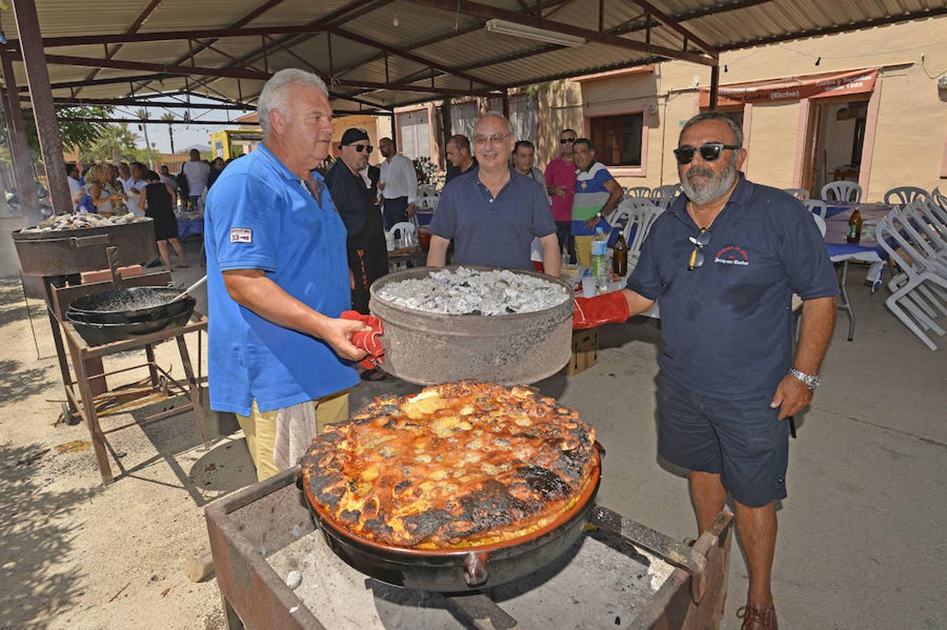 Los festeros de Elche se reúnen en torno a la costra