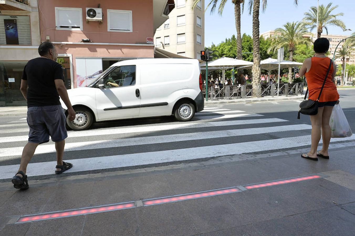 Elche instala un paso de peatones inteligente para alertar a usuarios con móvil