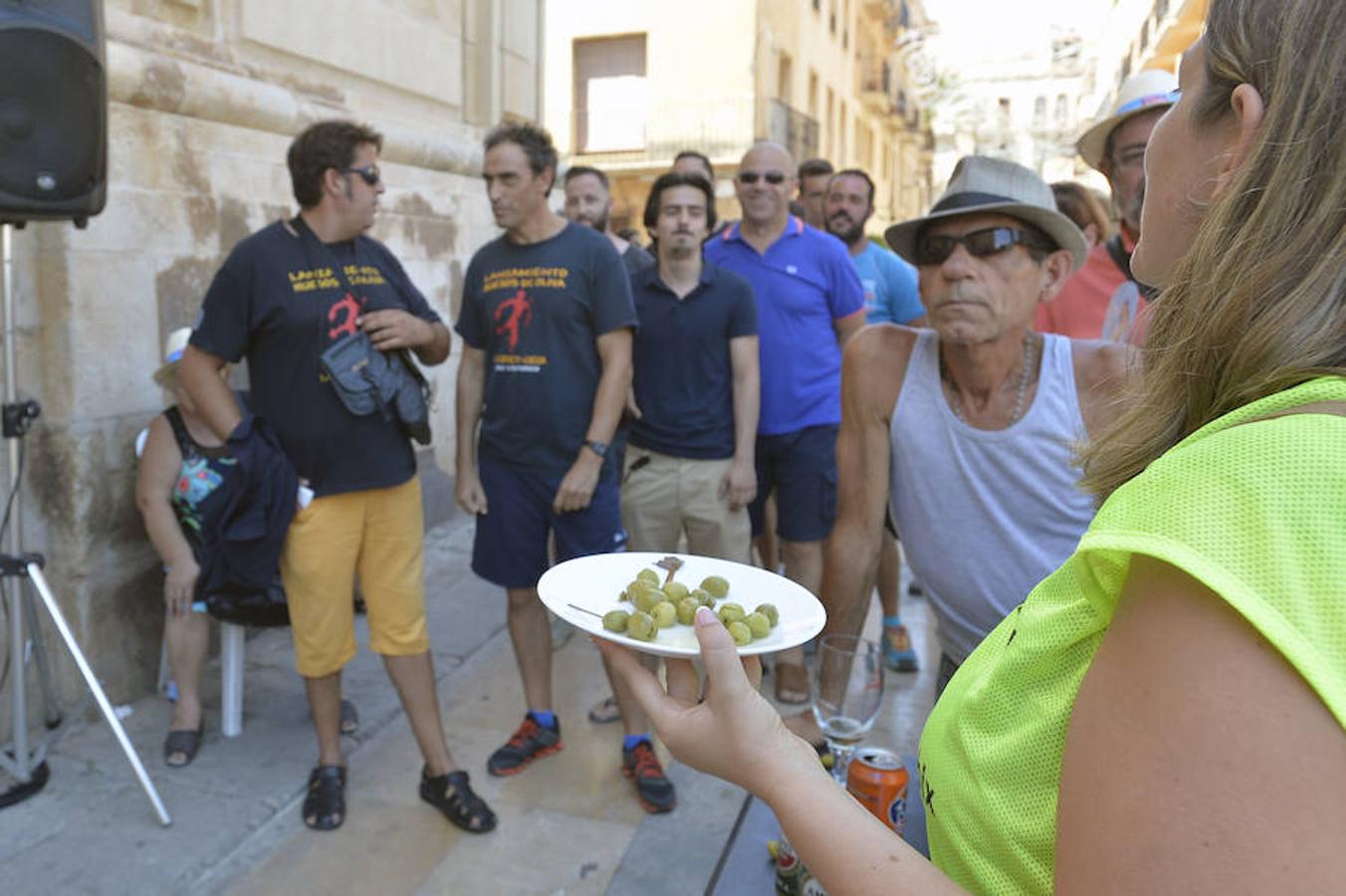 Un murciano gana el torneo de lanzamiento de huesos de dátil y oliva en Elche