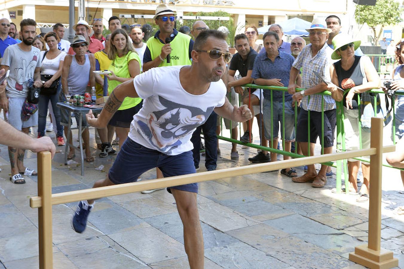 Un murciano gana el torneo de lanzamiento de huesos de dátil y oliva en Elche