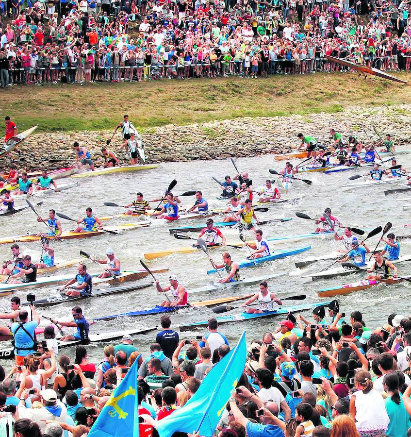 La ribera de Sella. Se desborda cada agosto entre Arriondas, donde arranca la competición, y Ribadesella, que alberga la meta, con cientos de embargaciones.