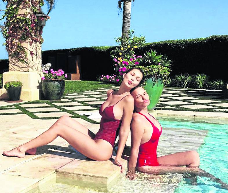 Gigi Hadid en la piscina con su madre