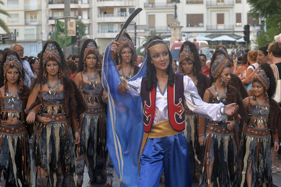 Moros y Cristianos toman las calles de Elche