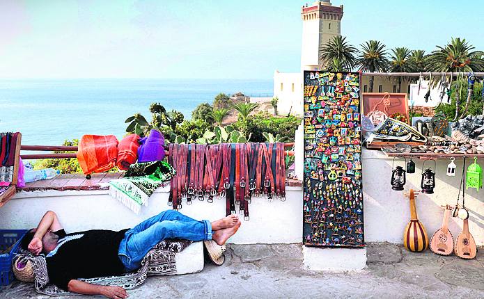 Un vendedor. Descansa junto al faro.