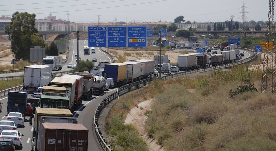 Fotos del accidente de dos camiones en la A-7 a la altura de Sagunto