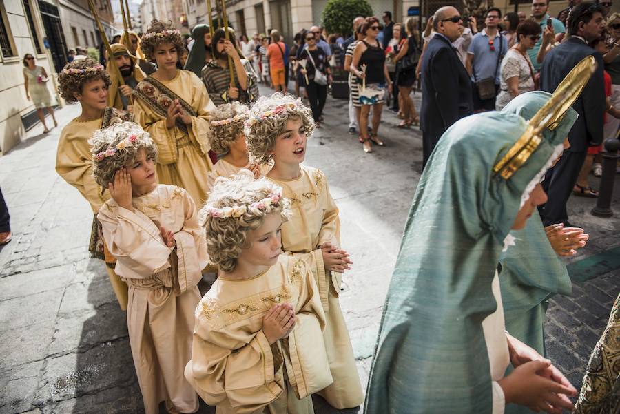 Procesión y coronación de la Virgen María