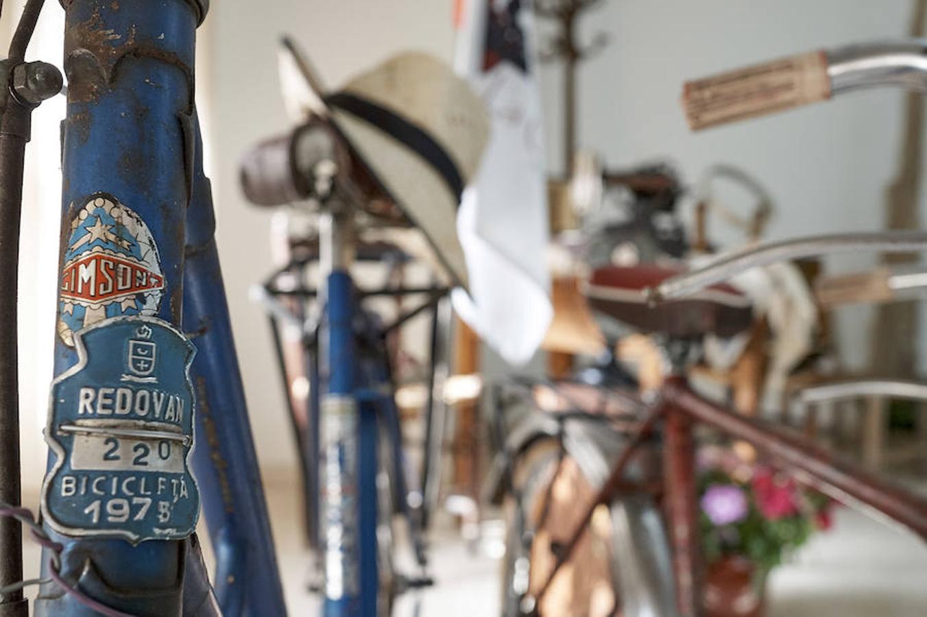 Exposición de bicicletas antiguas y objetos tradicionales en Redován