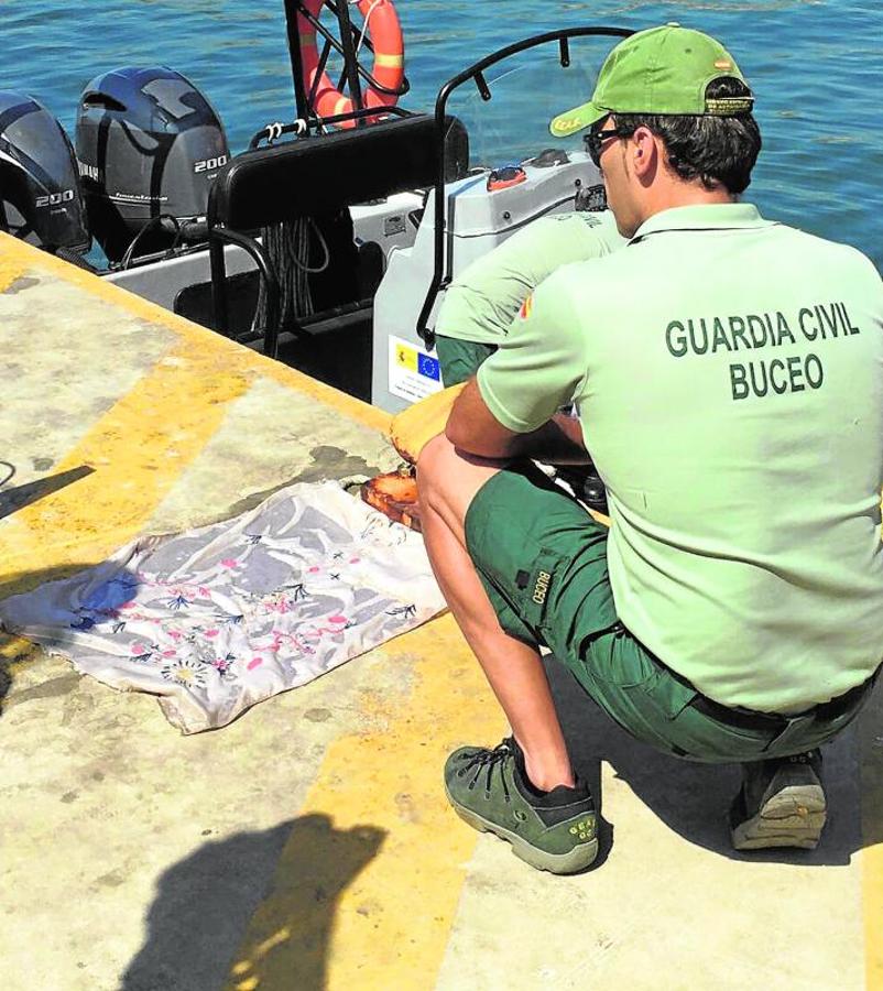 Fotos del hallazgo de los huesos envueltos en otra sábana en aguas de Calpe