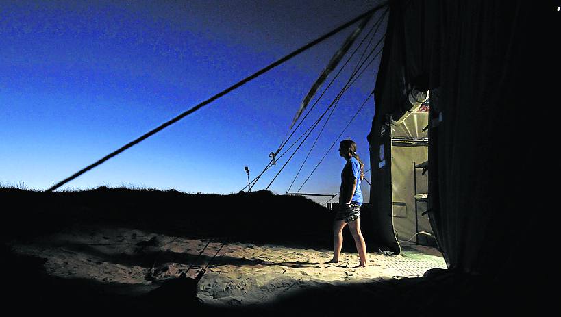 Una joven sale a inspeccionar el nido en una guardia nocturna.