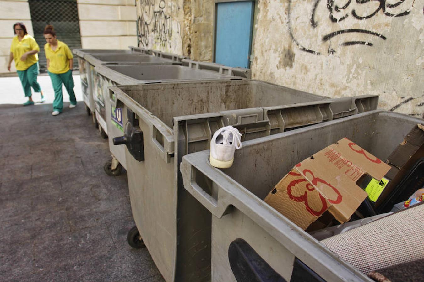 Limpieza y comprobación de los focos de ratas en el casco antiguo de Alicante