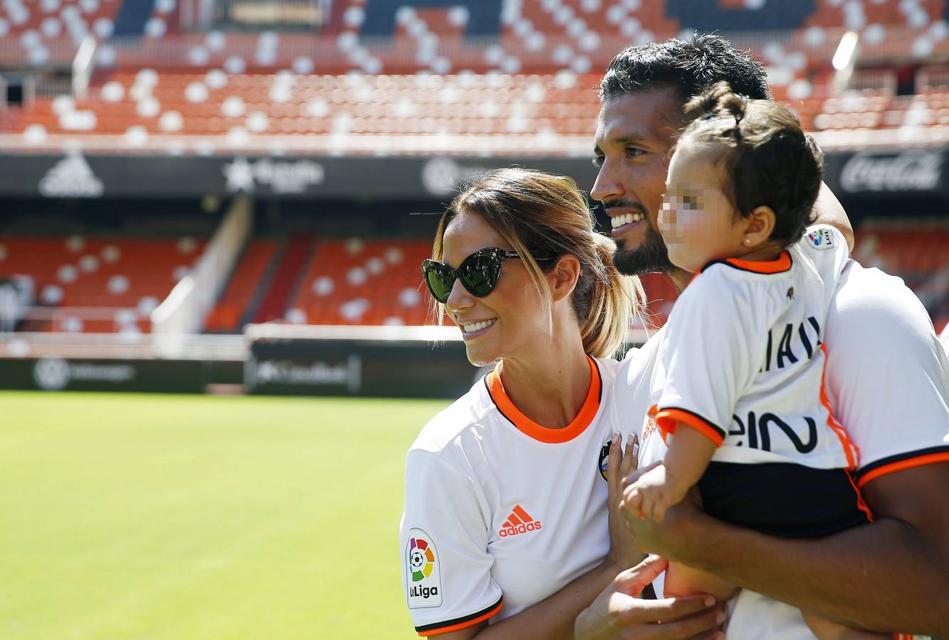 Tamara, junto a Garay y su hija, en la presentación en Mestalla.