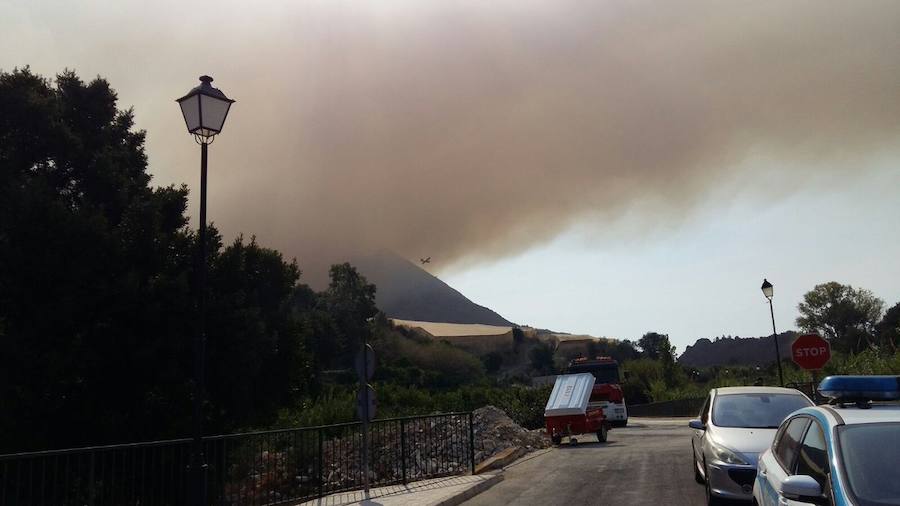 El incendio en Bolulla sigue arrasando hectáreas