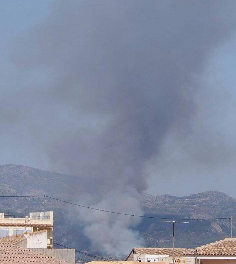 El incendio en Bolulla sigue arrasando hectáreas