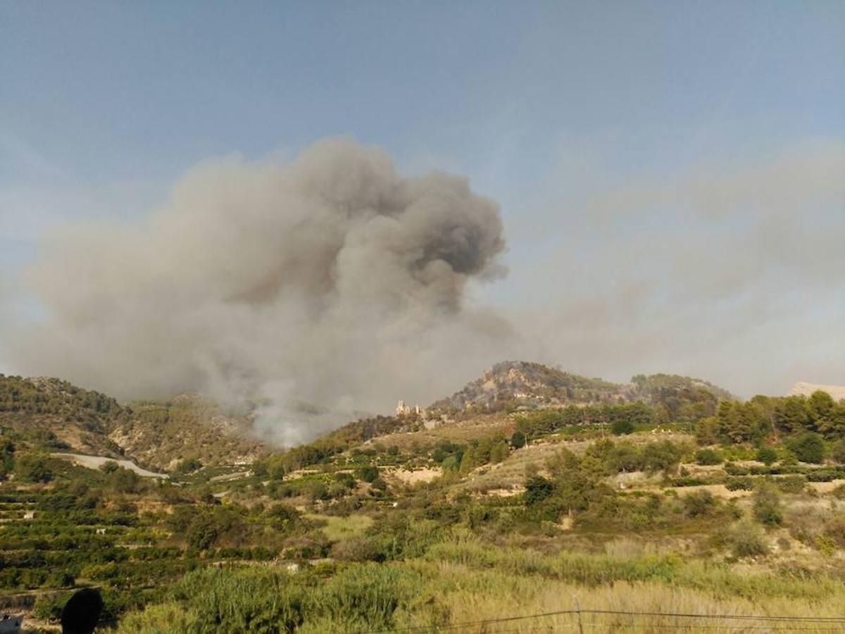 El incendio en Bolulla sigue arrasando hectáreas