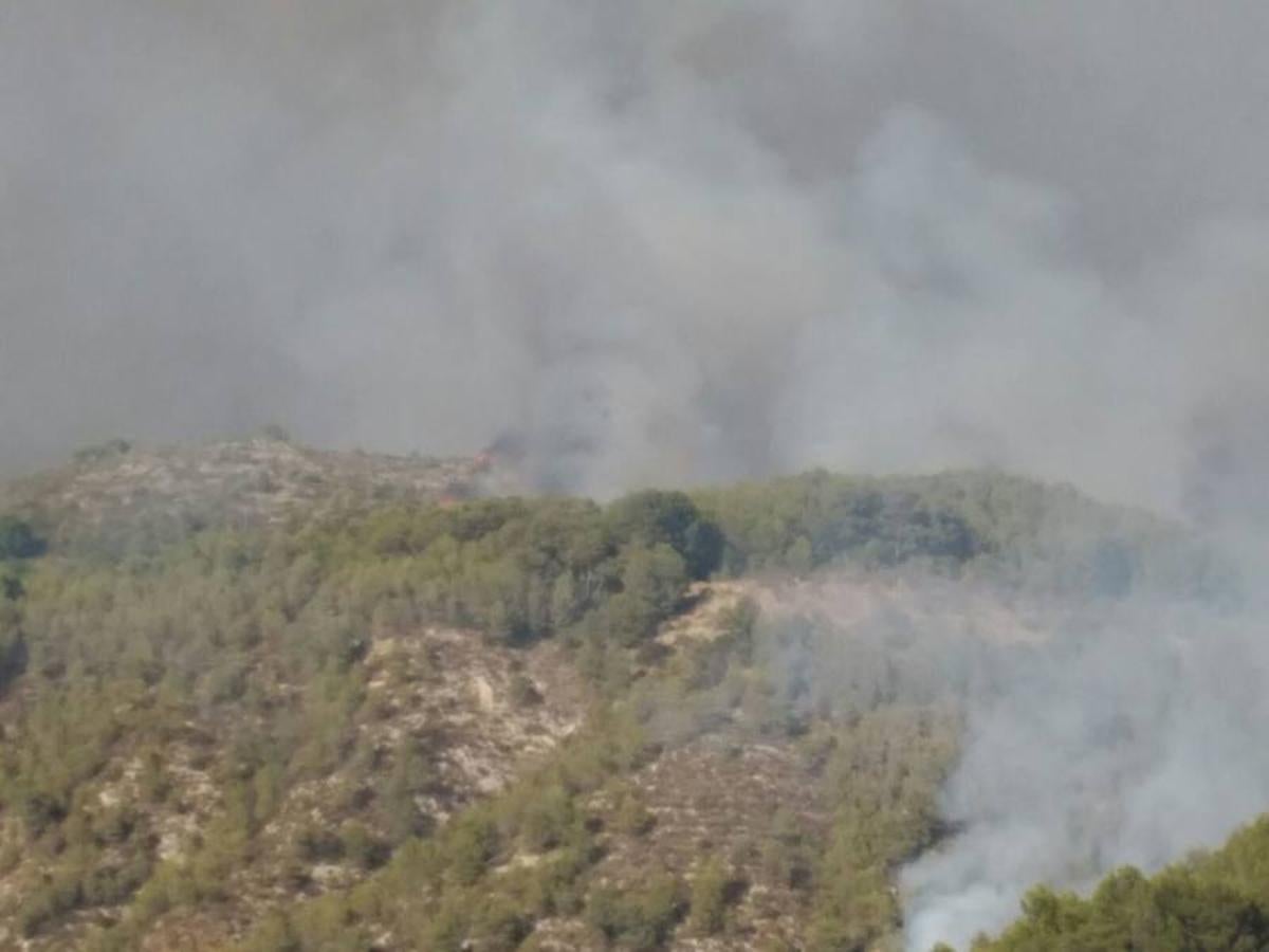 El incendio en Bolulla sigue arrasando hectáreas