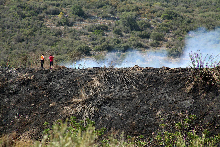 Fotos del incendio en el vertedero de Ramblars (Xàbia)