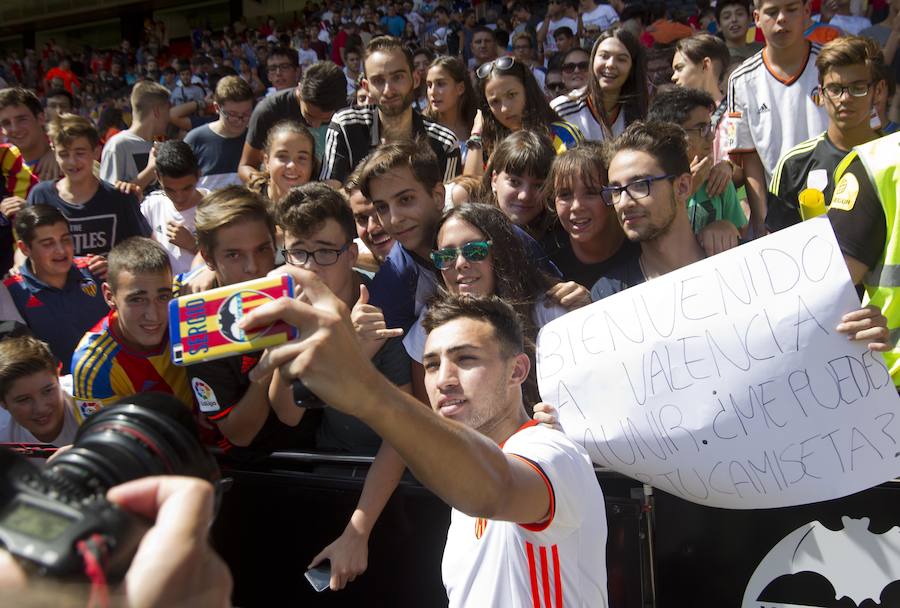 Fotos de la presentación de Munir, nuevo jugador del Valencia CF