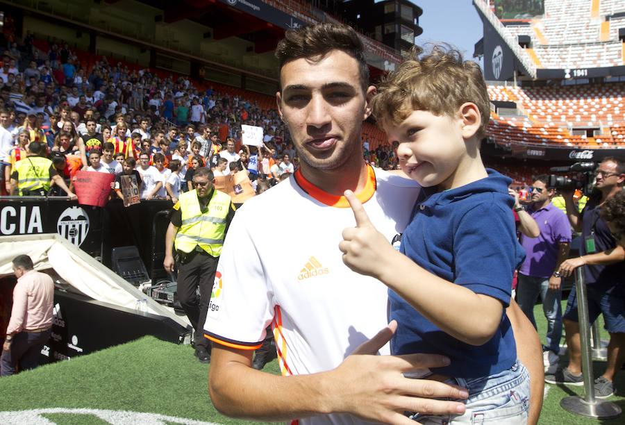 Fotos de la presentación de Munir, nuevo jugador del Valencia CF