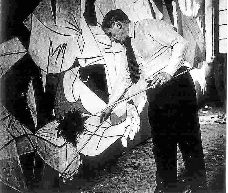 Picasso en pleno proceso creativo en su taller de París.
